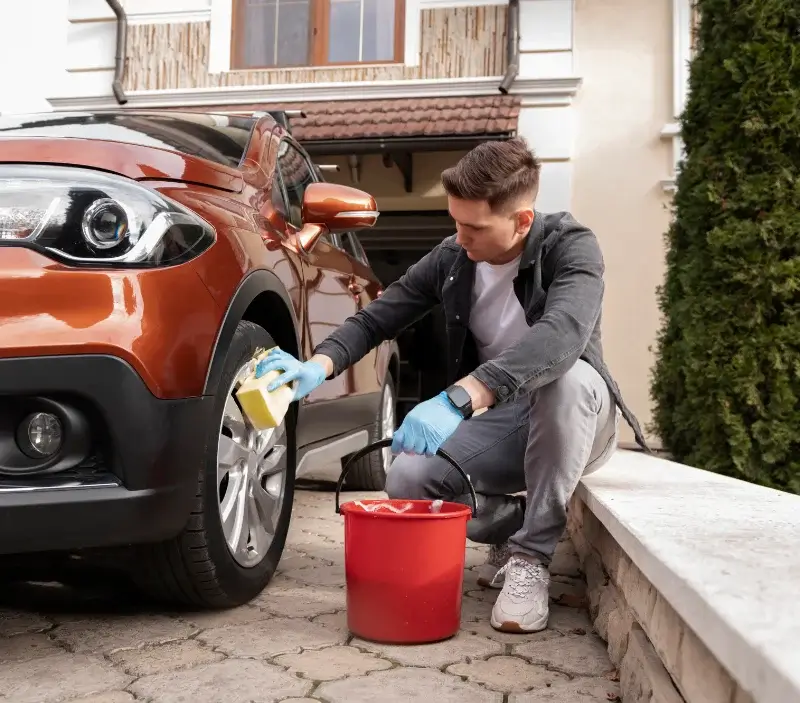 Lavage auto à domicile Sainte-Christie-d'Armagnac : professionnel intervenant sur un véhicule